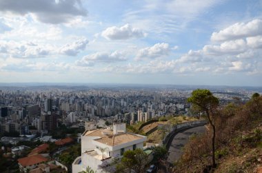 Brezilya, Minas Gerais eyaletinin Belo Horizonte kentinin manzarası güneşli bir günde, ilkbaharda öğleden sonra 3 'te mavi gökyüzü