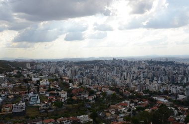 Brezilya, Minas Gerais eyaletinin Belo Horizonte kentinin manzarası güneşli bir günde, ilkbaharda öğleden sonra 3 'te mavi gökyüzü