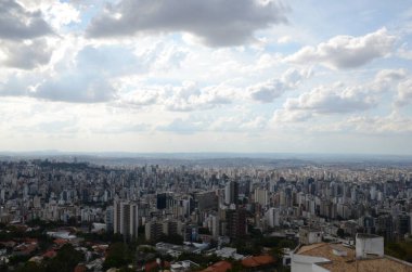Brezilya, Minas Gerais eyaletinin Belo Horizonte kentinin manzarası güneşli bir günde, ilkbaharda öğleden sonra 3 'te mavi gökyüzü