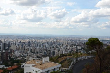 Brezilya, Minas Gerais eyaletinin Belo Horizonte kentinin manzarası güneşli bir günde, ilkbaharda öğleden sonra 3 'te mavi gökyüzü