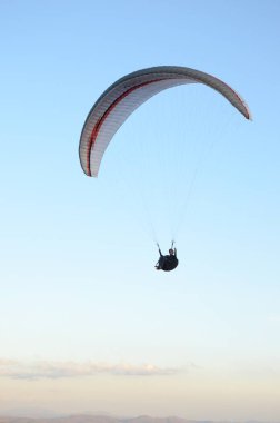 Topo do Mundo 'da gün batımında paragliding (dünyanın tepesine tercüme) in Minas Gerais