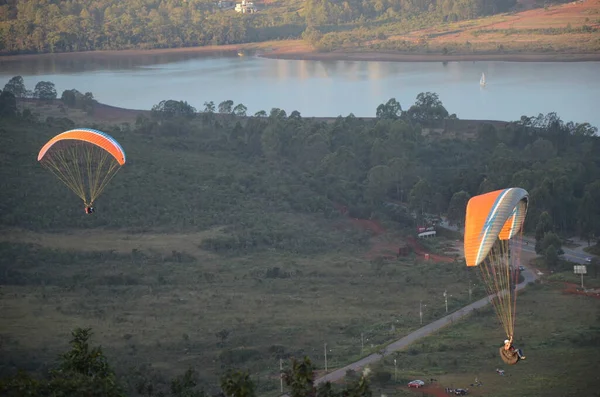 Twee Paraglidings Bij Zonsondergang Topo Mundo Vertaald Naar Top World — Stockfoto