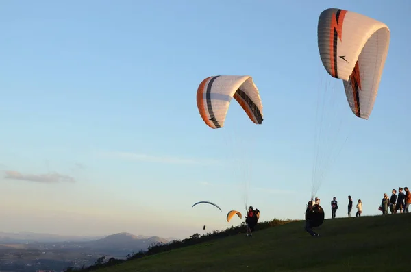 Dois Parapentes Nascendo Pôr Sol Topo Mundo Traduzido Para Topo — Fotografia de Stock