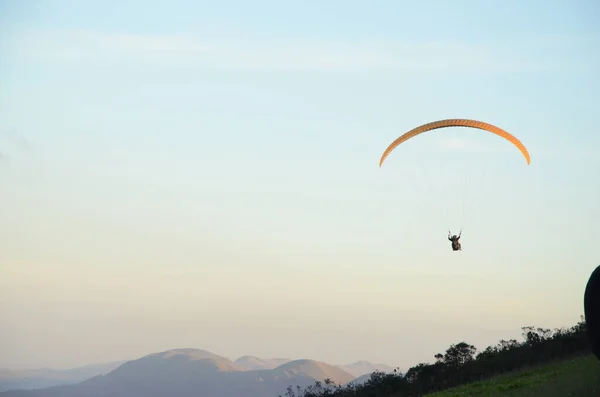 Topo Mundo Gün Batımında Paragliding Dünyanın Tepesine Tercüme Minas Gerais — Stok fotoğraf