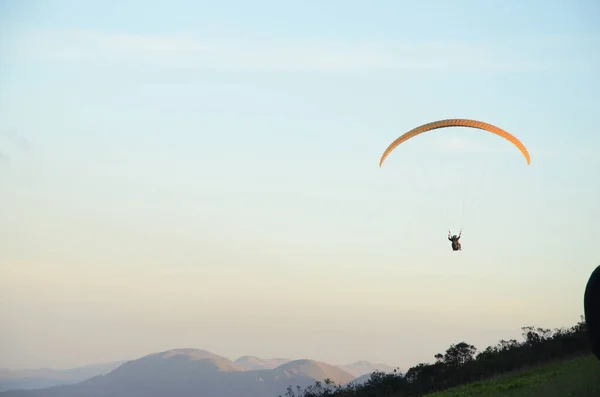 Paragliden Bij Zonsondergang Topo Mundo Vertaald Naar Top World Minas — Stockfoto