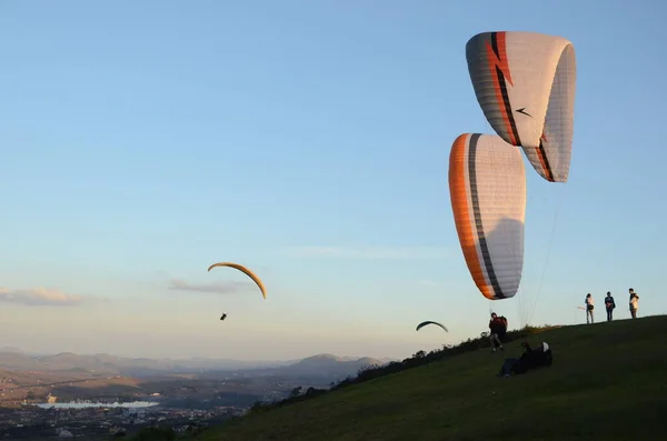 Two Paraglidings Rising Sun Set Topo Mundo Translated Top World — Stock Photo, Image