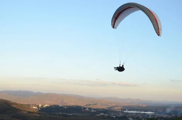 Αλεξίπτωτο Πλαγιάς Στο Ηλιοβασίλεμα Στο Topo Mundo Μεταφρασμένο Στην Κορυφή — Φωτογραφία Αρχείου