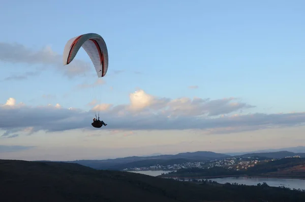 Paragliden Bij Zonsondergang Topo Mundo Vertaald Naar Top World Minas — Stockfoto