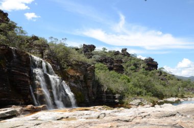 Rio Preto Eyalet Parkı, Minas Gerais, Cachoeira da Semper-Viva Şelalesi 'nde şelale.)