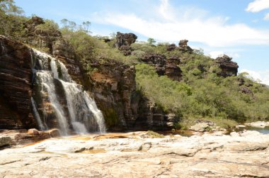 Rio Preto Eyalet Parkı, Minas Gerais, Cachoeira da Semper-Viva Şelalesi 'nde şelale.)