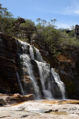 Rio Preto Eyalet Parkı, Minas Gerais, Cachoeira da Semper-Viva Şelalesi 'nde şelale.)