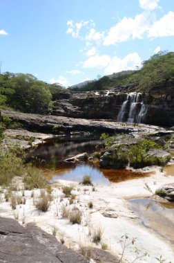 Rio Preto Eyalet Parkı, Minas Gerais, Cachoeira da Semper-Viva Şelalesi 'nde şelale.)