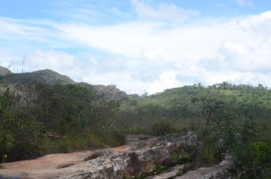 Doğada Minas Gerais eyaletindeki Milho Verde Şelalesi 'ne yürüyüş Cachoeira do Moinho (Su Değirmeni Şelalesi tercümesi)