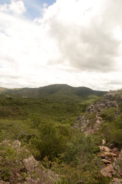 Minas Gerais eyaletindeki Milho Verde Şelalesi 'ne giden yolda doğanın görünüşüne Cachoeira do Moinho (Su Değirmeni Şelalesi' ne çevrilmiştir) denir.)