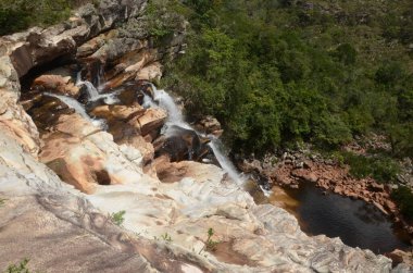 Minas Gerais eyaletindeki Milho Verde Şelalesi 'ne Cachoeira do Moinho (Su Değirmeni Şelalesi tercümesi)