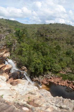 Minas Gerais eyaletindeki Milho Verde Şelalesi 'ne Cachoeira do Moinho (Su Değirmeni Şelalesi tercümesi)