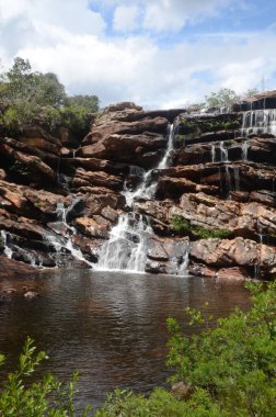 Minas Gerais eyaletindeki Milho Verde Şelalesi 'ne Cachoeira do Moinho (Su Değirmeni Şelalesi tercümesi)