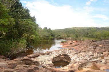 Minas Gerais eyaletindeki Milho Verde Şelalesine Cachoeira do Moinho (Su Değirmeni Şelalesi 'ne tercüme edilir))