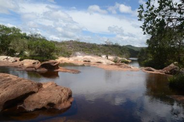 Minas Gerais eyaletindeki Milho Verde Şelalesine Cachoeira do Moinho (Su Değirmeni Şelalesi 'ne tercüme edilir))