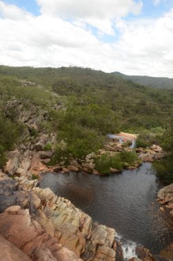 Minas Gerais eyaletindeki Milho Verde Şelalesi 'nin tepesine Cachoeira do Moinho (Su Değirmeni Şelalesi tercümesi)