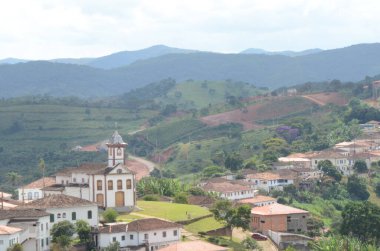 Santa Rita Şapeli ile Serro / MG 'nin mavi gökyüzü bulutlu bir günde görüntüsü
