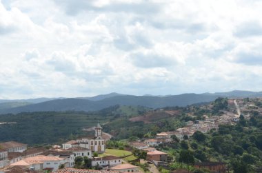 Santa Rita Şapeli ile Serro / MG 'nin mavi gökyüzü bulutlu bir günde görüntüsü