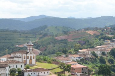 Santa Rita Şapeli ile Serro / MG 'nin mavi gökyüzü bulutlu bir günde görüntüsü