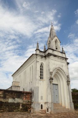 Serro / MG 'de güneşli bir günde mavi gökyüzü olan Sao Miguel adlı bir kilise ve mezarlık.