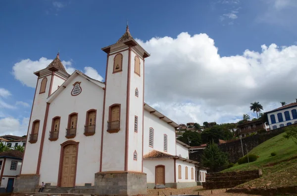 在阳光明媚的日子里 Serro Mg的圣母玛利亚教堂名为 Nossa Senhora Imaculada Conceicao — 图库照片