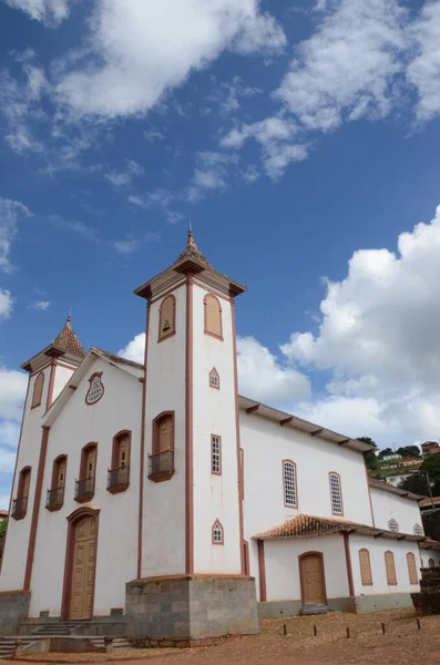 晴れた日に青空とSerro MgでNossa Senhora Imaculada Conceicaoと呼ばれる母教会 — ストック写真