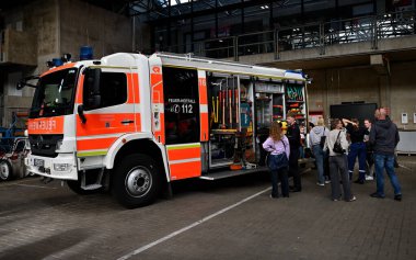 Düsseldorf Almanya 13 Eylül 2025. Garath bölgesindeki Düsseldorf itfaiye istasyonunda açılış günü. İtfaiye ve kurtarma ekipmanlarını gösteren açık kompartımanlı modern bir Alman itfaiye aracı...