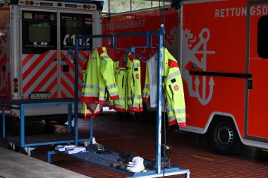 Düsseldorf Almanya 13 Eylül 2025 Düsseldorf itfaiye binasında acil durum ceketleri. Alman acil sağlık hizmetleri Johanniter 'in parlak sarı görünürlük ceketleri.