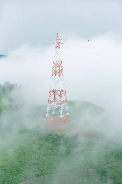 Wysokonapięciowe Wieże Transmisyjne Górze Mgłą Tajlandii — Zdjęcie stockowe