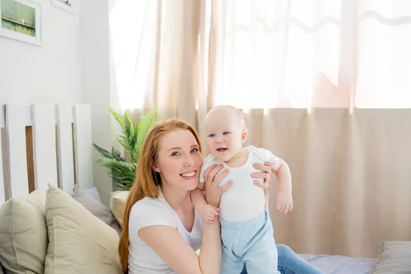 Madre con un bebé — Foto de Stock