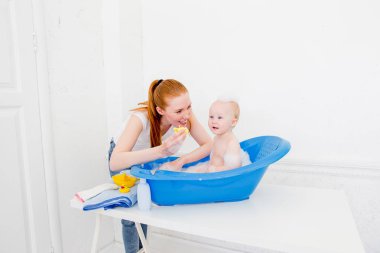 Bir banyoda erkek bebek