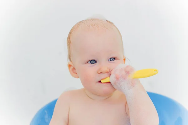 Menino em um banheiro — Fotografia de Stock