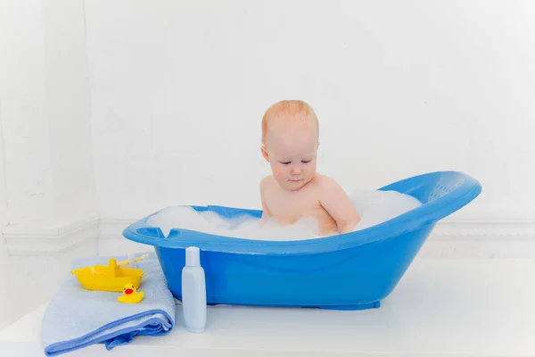 Niño en un baño — Foto de Stock