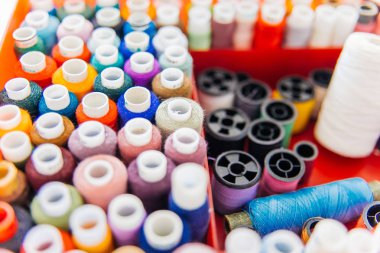 Renkli iplik dikiş için