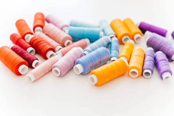 Barevné vlákno pro šití — Stock fotografie
