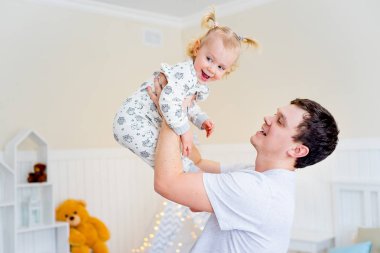 Neşeli aile evde
