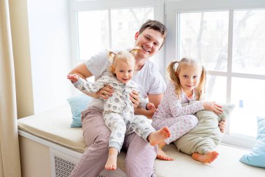 Neşeli aile evde