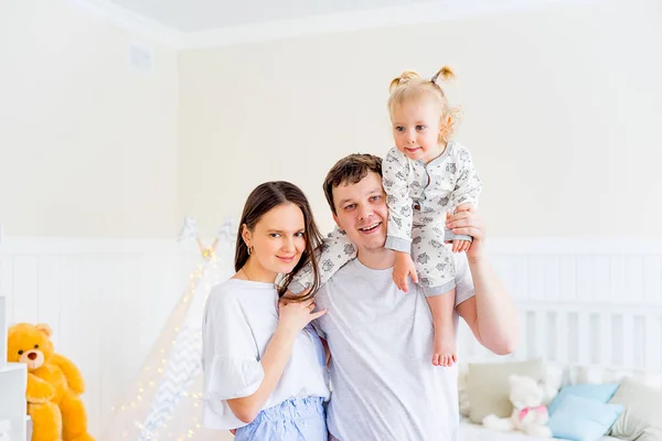 Familia alegre en casa — Foto de Stock