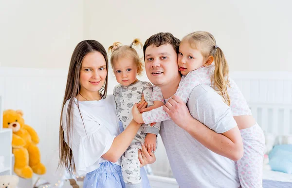 Alegre Familia Pasar Tiempo Juntos Casa — Foto de Stock