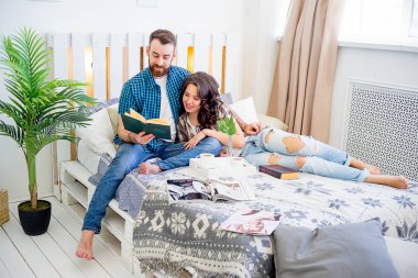 Çift evde vakit geçiriyor.