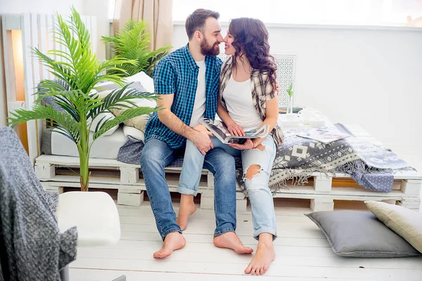 Pareja pasar tiempo en casa — Foto de Stock