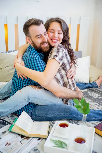 Pareja pasar tiempo en casa — Foto de Stock