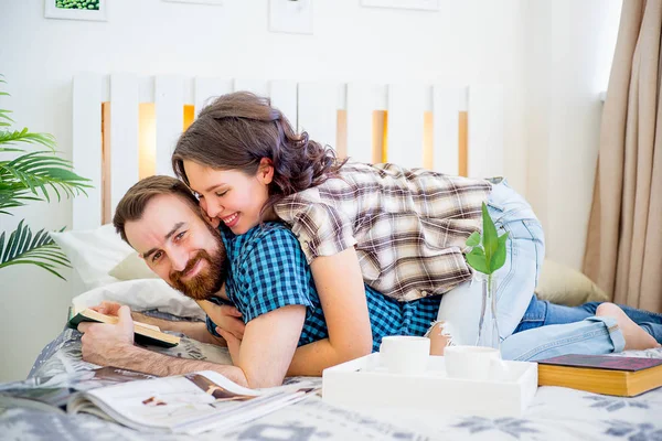 Pareja pasar tiempo en casa — Foto de Stock