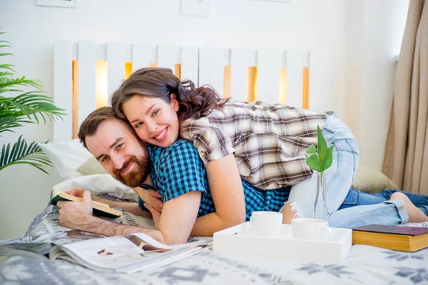 Pareja pasar tiempo en casa — Foto de Stock