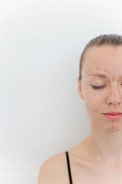 Plastik cerrah işaretleri bir kadın üzerinde çizim