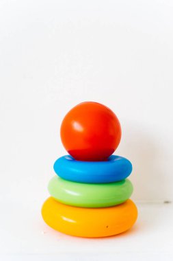 Farklı bebek oyuncak ahşap bir masa üzerinde